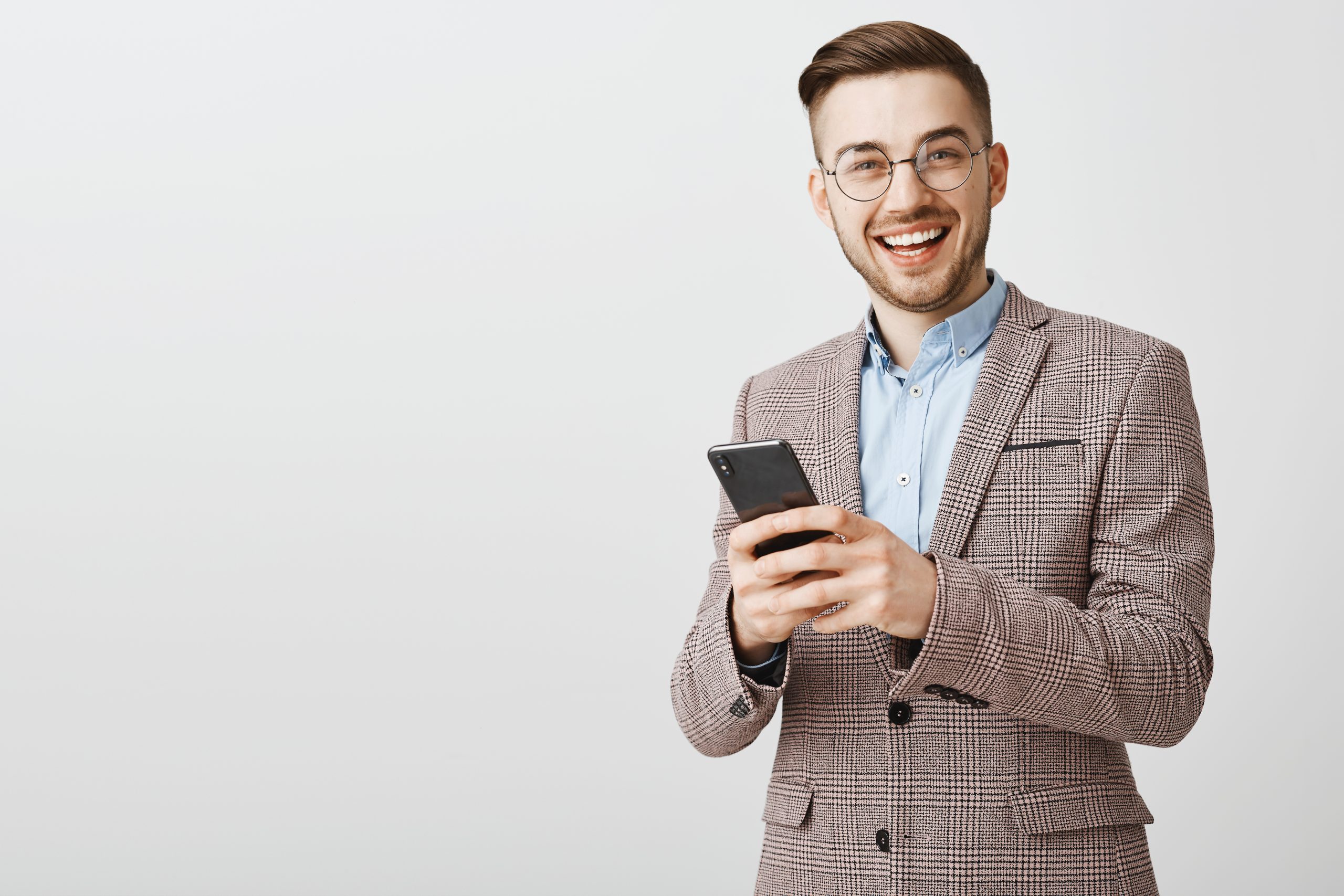 successful-young-male-entrepreneur-texting-messaging-with-smartphone-scaled-1.jpg